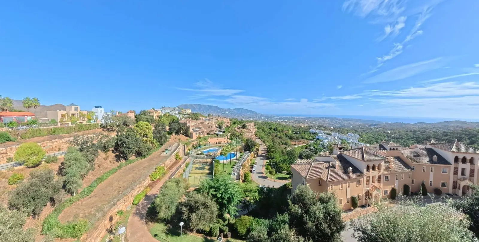 Sale of penthouse in La Mairena 33