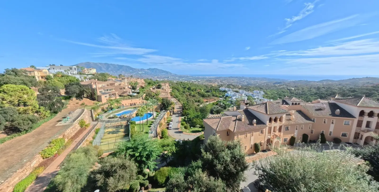 Sale of penthouse in La Mairena 34