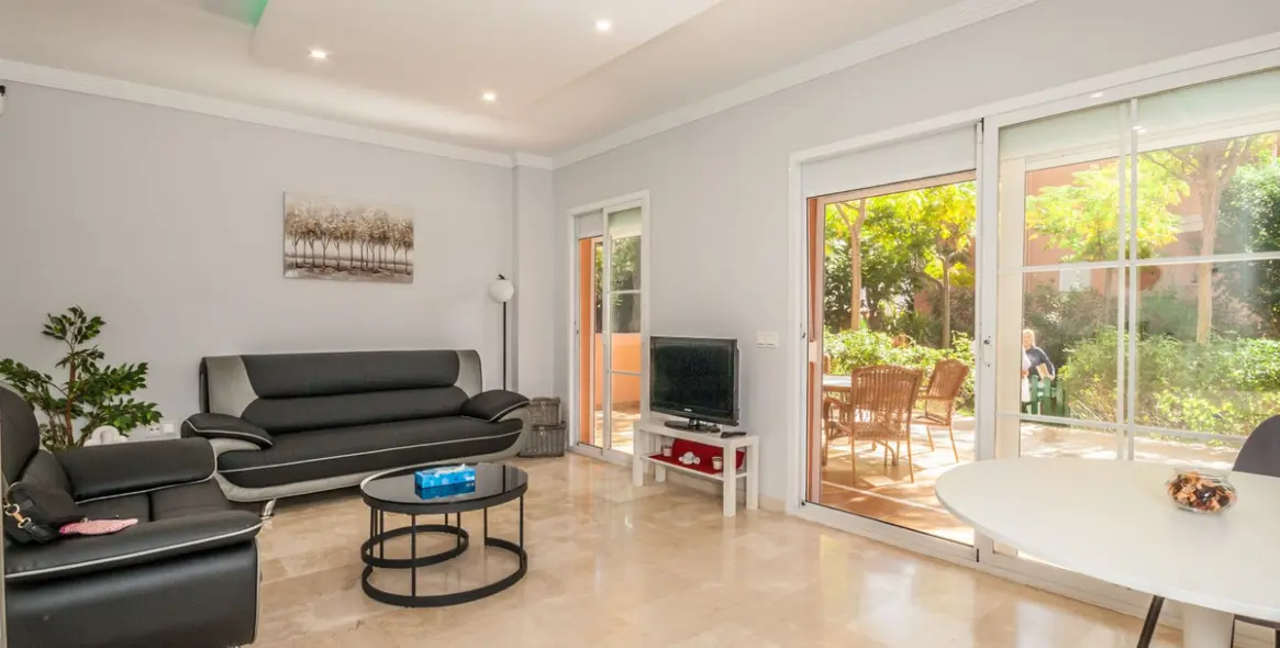 Sale of ground floor apartment in Elviria 3