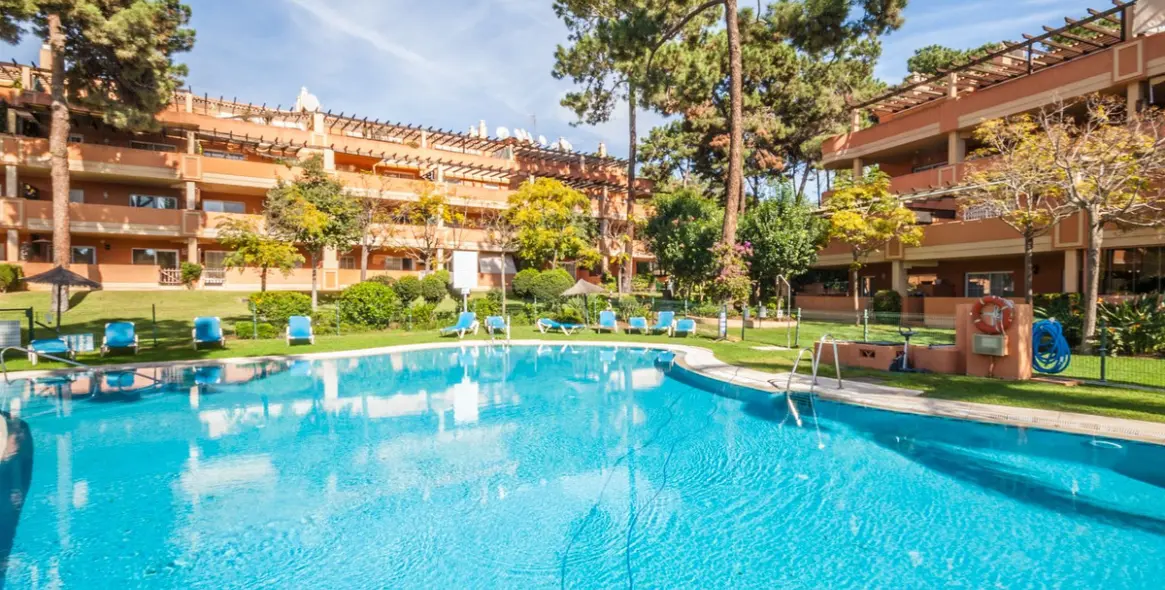 Sale of ground floor apartment in Elviria 11