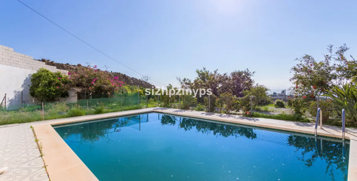 Sale of detached villa in Algarrobo 11