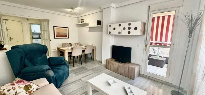 Venta de apartamento en planta media en Torremolinos 2