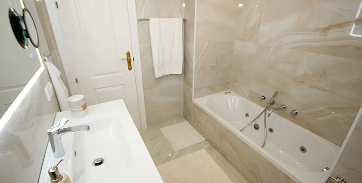 Продажа двухуровневого пентхауса в Reserva de Marbella 23