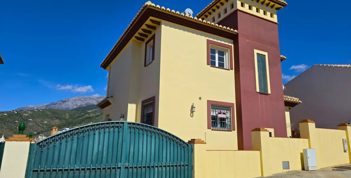 Sale of detached villa in Canillas de Albaida 1
