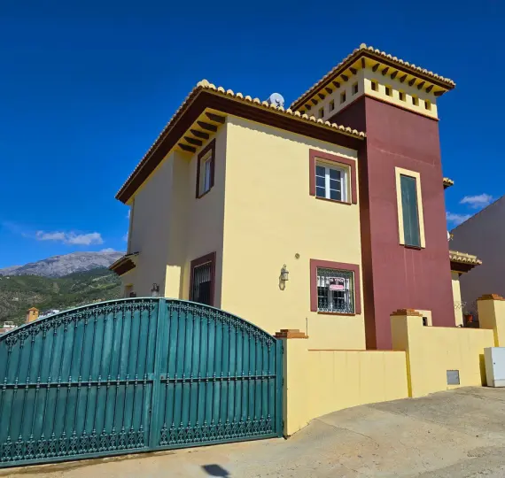 Sale of detached villa in Canillas de Albaida