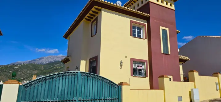 Sale of detached villa in Canillas de Albaida 0