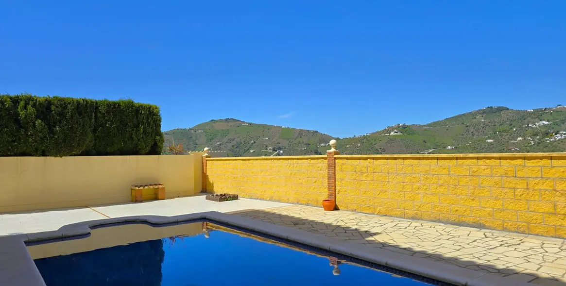 Sale of detached villa in Canillas de Albaida 3