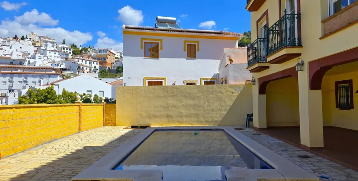 Sale of detached villa in Canillas de Albaida 36