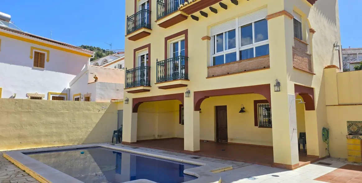 Sale of detached villa in Canillas de Albaida 37
