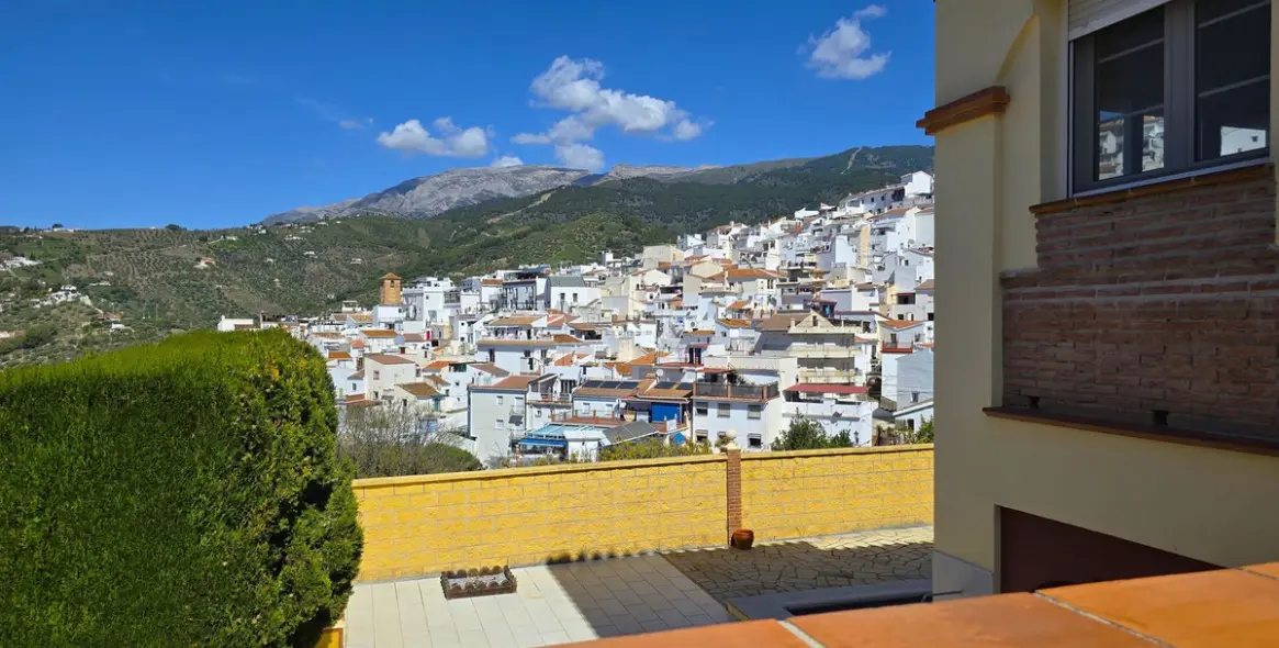 Sale of detached villa in Canillas de Albaida 38