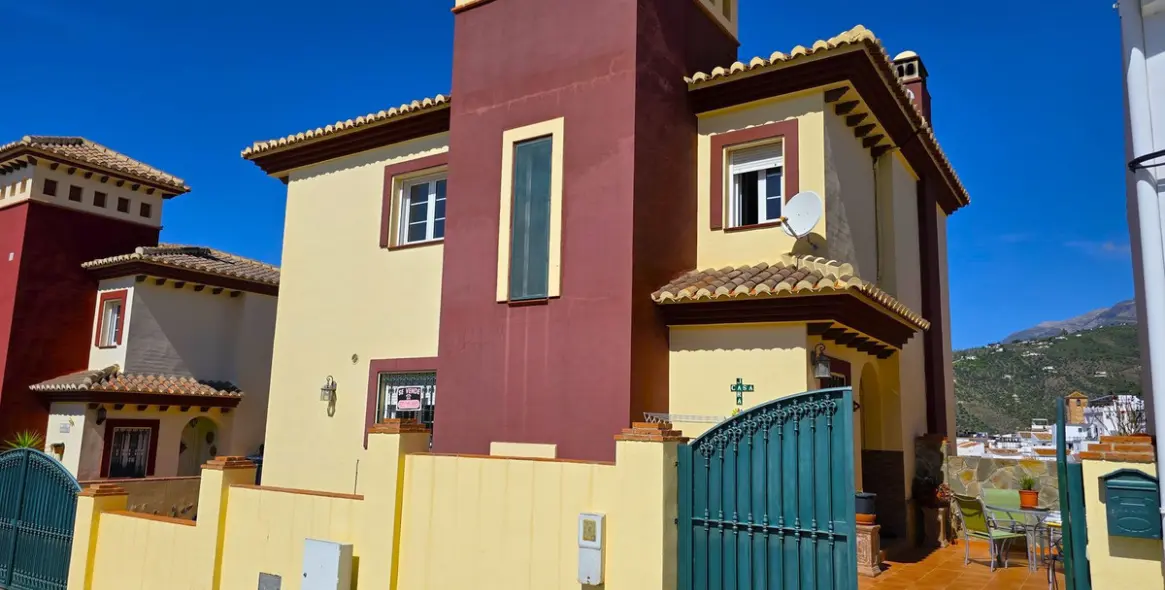 Sale of detached villa in Canillas de Albaida 44