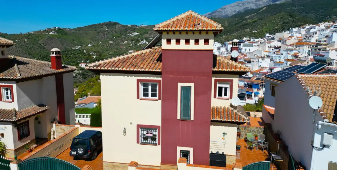 Sale of detached villa in Canillas de Albaida 45