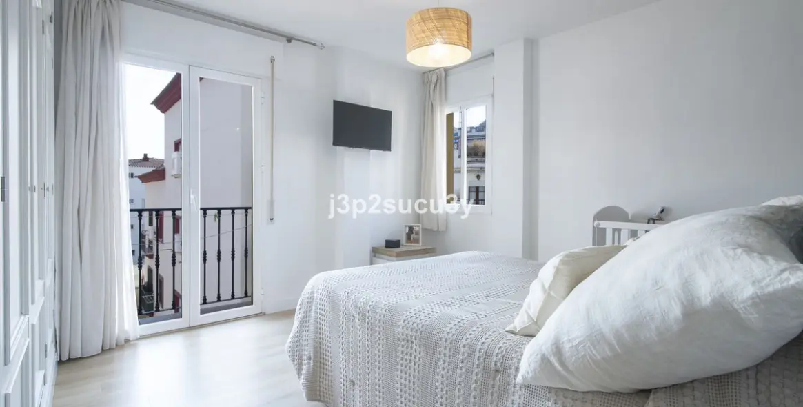 Sale of middle floor apartment in San Pedro de Alcántara 11