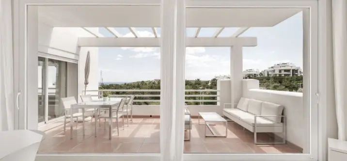 Продажа апартаментов на среднем этаже в Casares 1