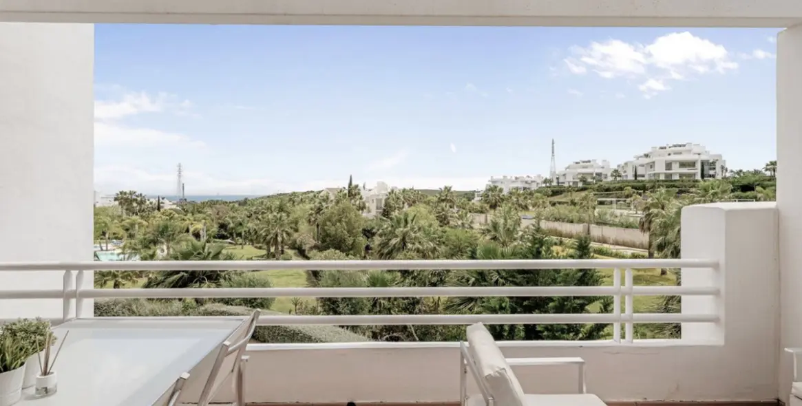 Продажа апартаментов на среднем этаже в Casares 11