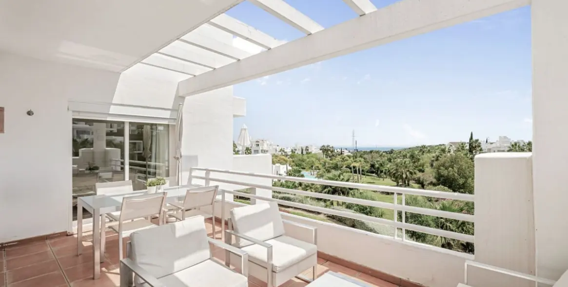 Продажа апартаментов на среднем этаже в Casares 12