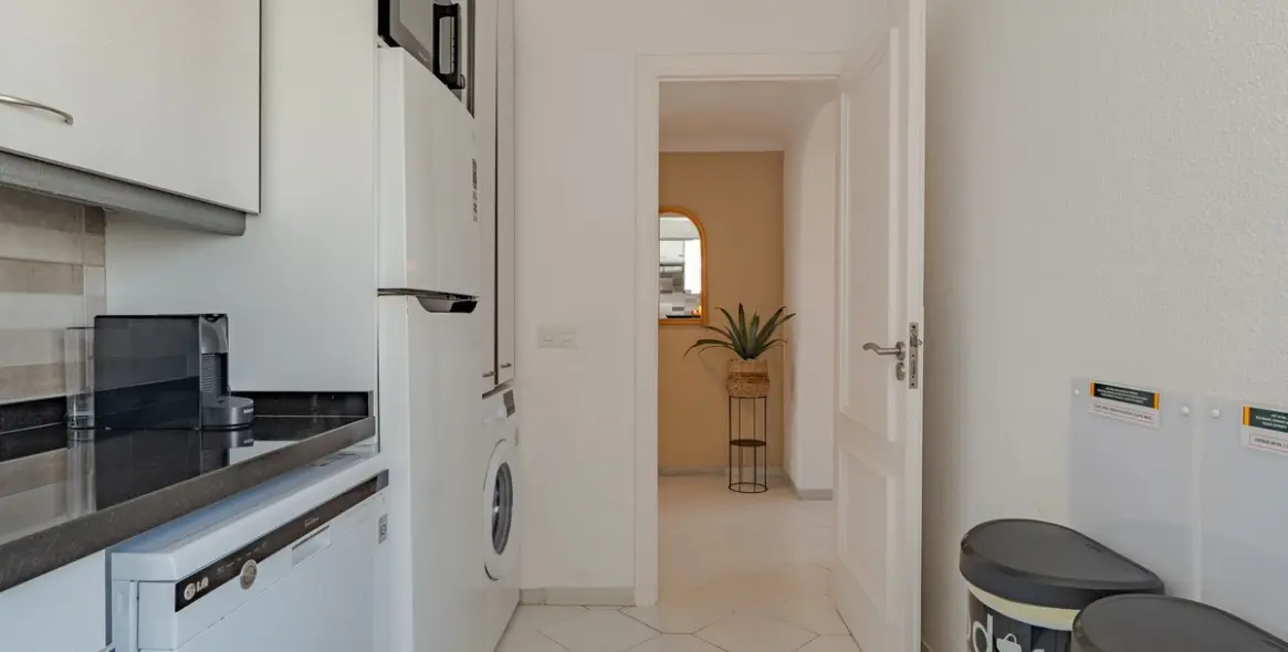 Venta de apartamento en planta media en Miraflores 23