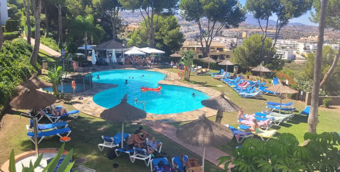 Venta de apartamento en planta media en Miraflores 24