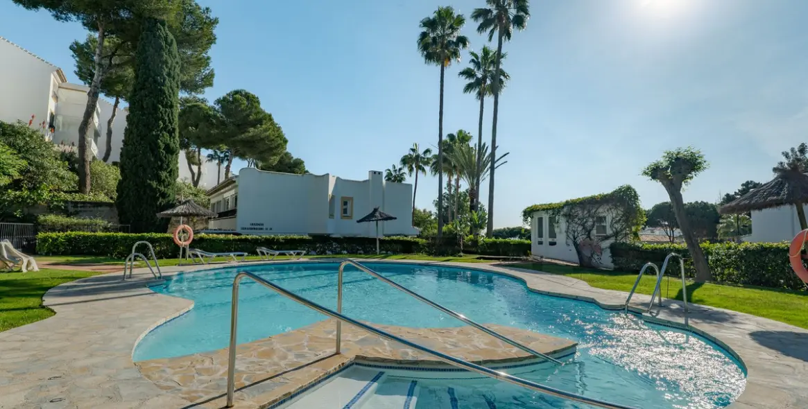 Venta de apartamento en planta media en Miraflores 28