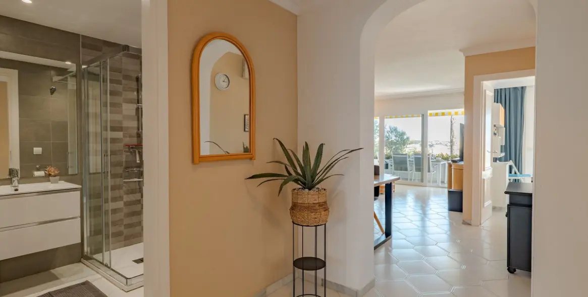 Venta de apartamento en planta media en Miraflores 36