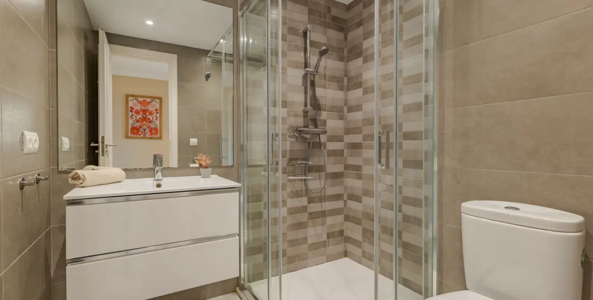 Venta de apartamento en planta media en Miraflores 37