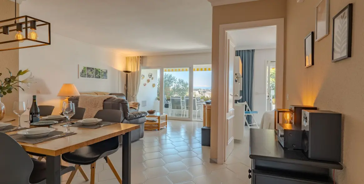 Venta de apartamento en planta media en Miraflores 41