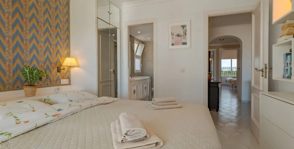 Venta de apartamento en planta media en Miraflores 45