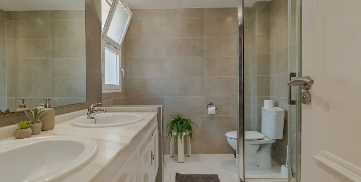 Venta de apartamento en planta media en Miraflores 46