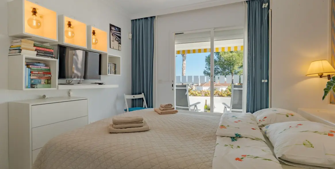 Venta de apartamento en planta media en Miraflores 48