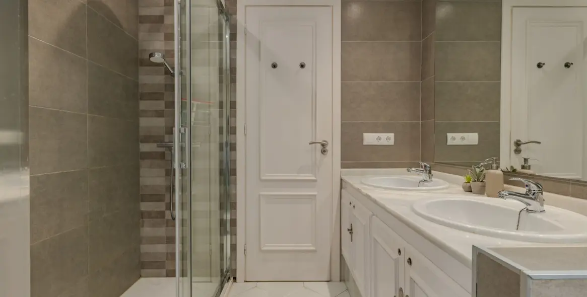 Venta de apartamento en planta media en Miraflores 51