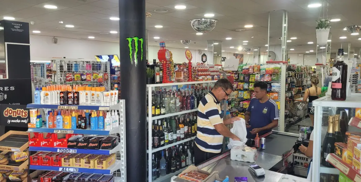 Venta de apartamento en planta media en Miraflores 53