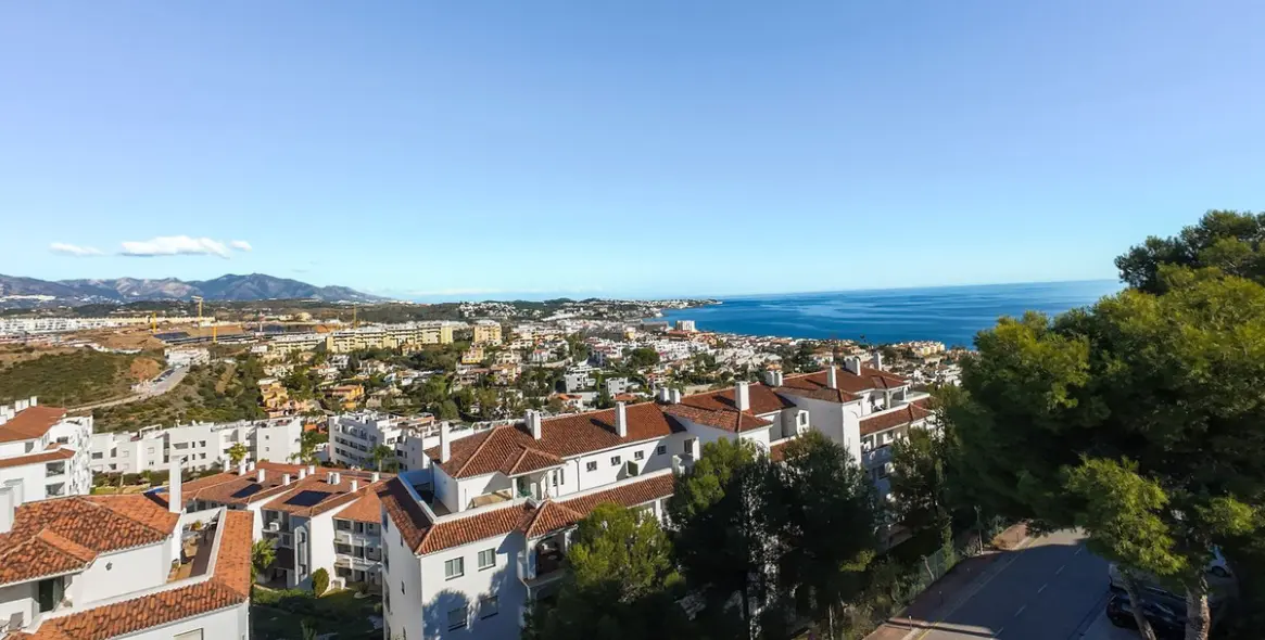 Venta de apartamento en planta media en Miraflores 56