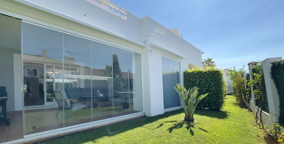 Sale of ground floor apartment in El Paraiso 8