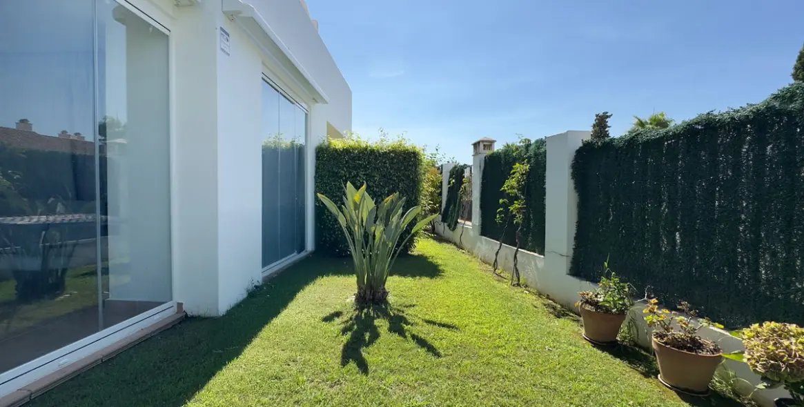 Sale of ground floor apartment in El Paraiso 9