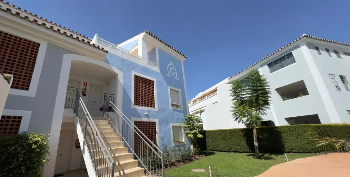 Sale of ground floor apartment in El Paraiso 10
