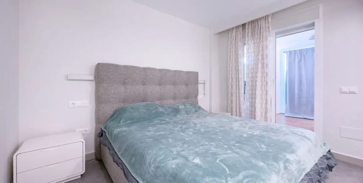 Sale of ground floor apartment in El Paraiso 18