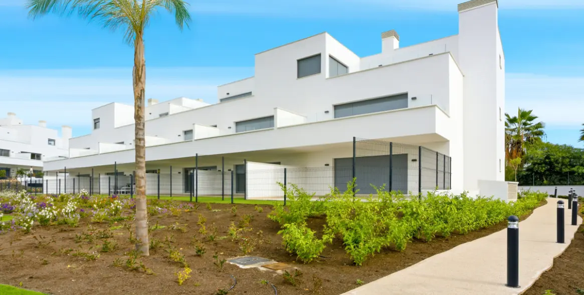 Sale of middle floor apartment in Estepona 24