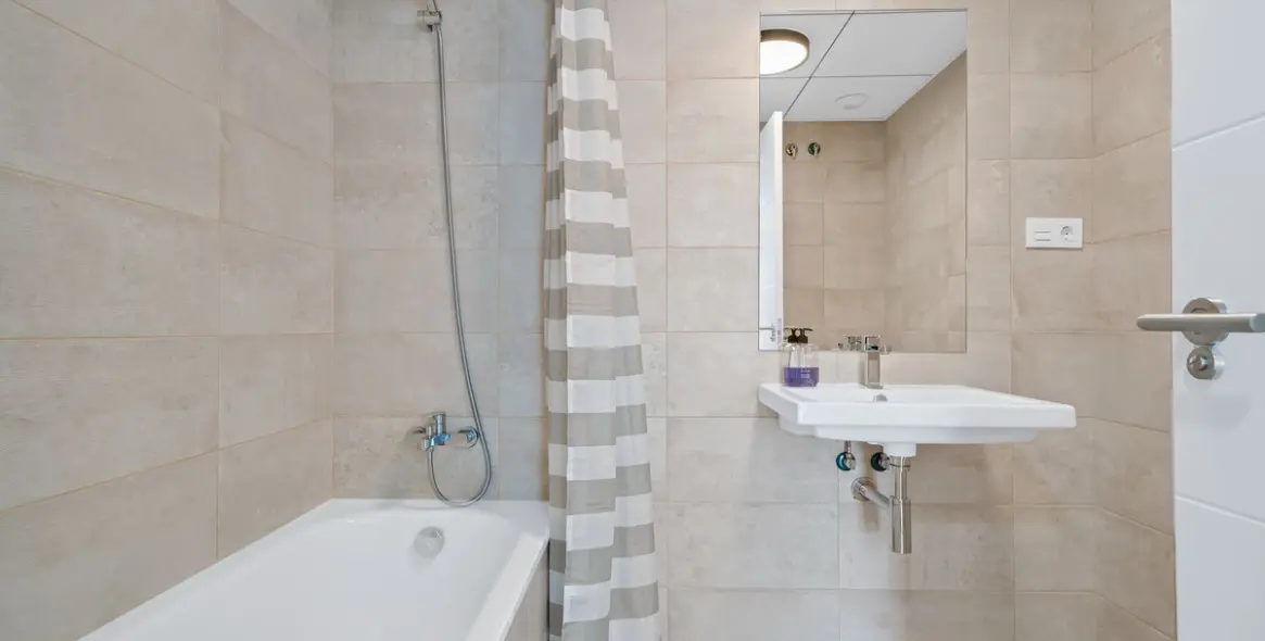 Sale of middle floor apartment in Mijas Costa 26