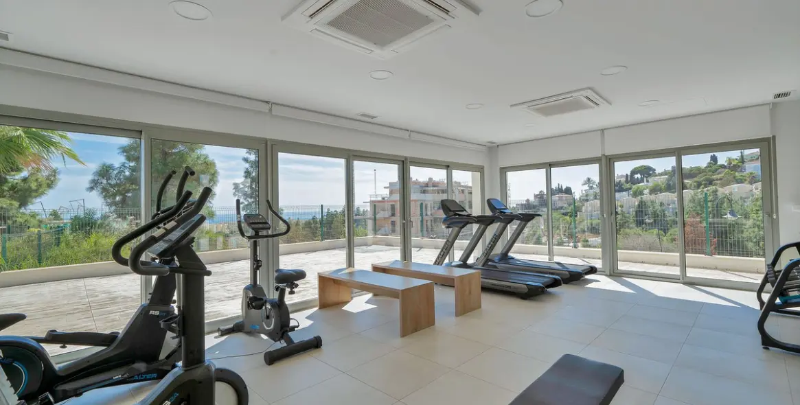 Sale of middle floor apartment in Mijas Costa 43