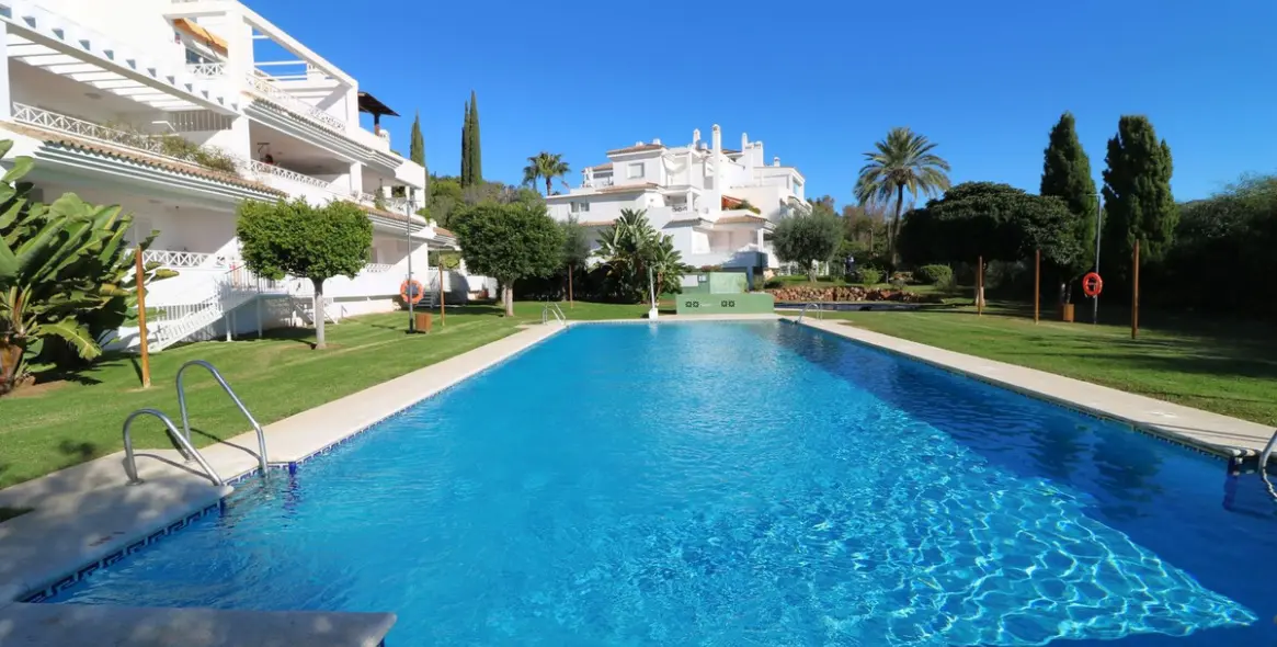 Sale of middle floor apartment in Río Real 1