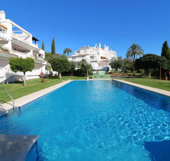 Sale of middle floor apartment in Río Real