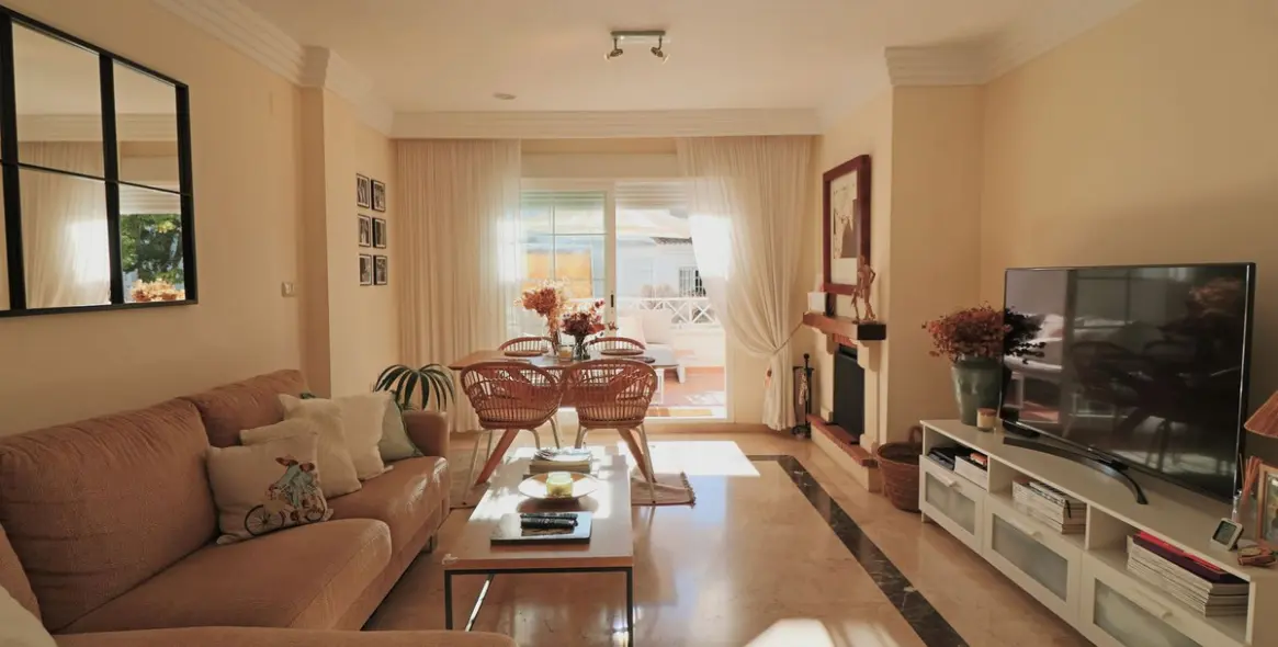 Sale of middle floor apartment in Río Real 2
