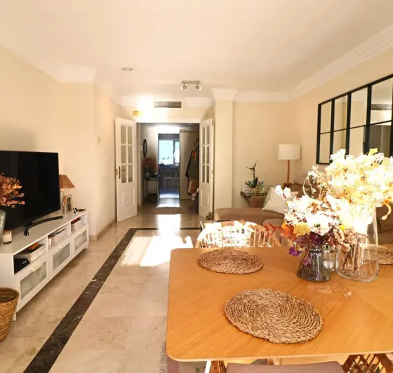 Sale of middle floor apartment in Río Real