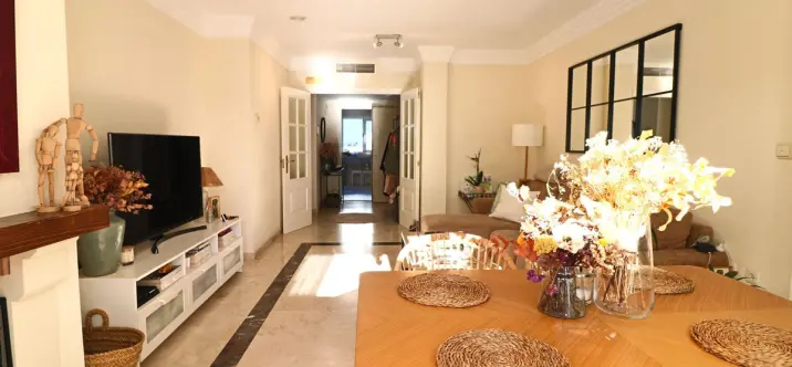 Sale of middle floor apartment in Río Real 2