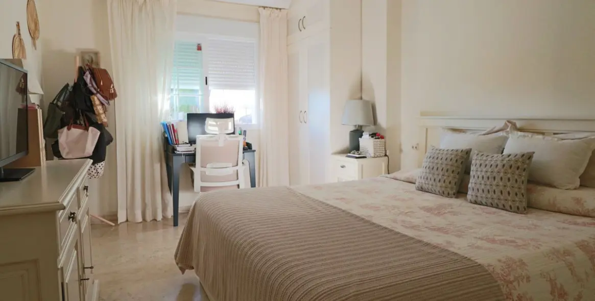 Sale of middle floor apartment in Río Real 6