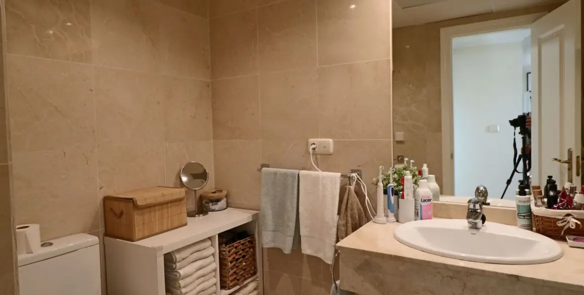 Sale of middle floor apartment in Río Real 8