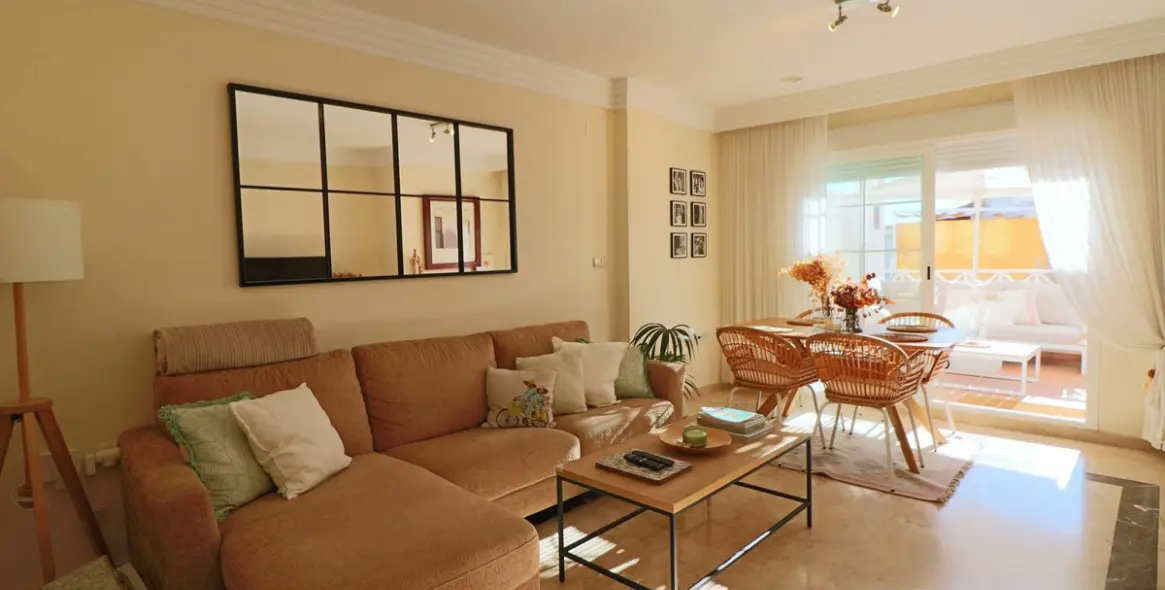 Sale of middle floor apartment in Río Real 9