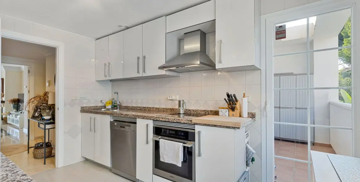 Sale of middle floor apartment in Río Real 11