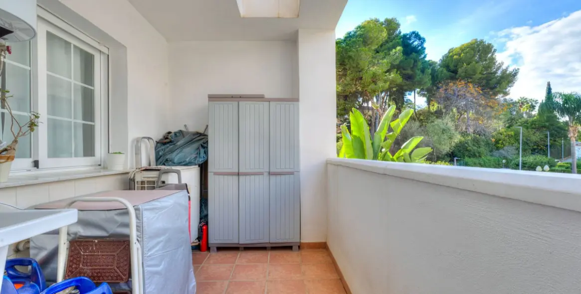 Sale of middle floor apartment in Río Real 12