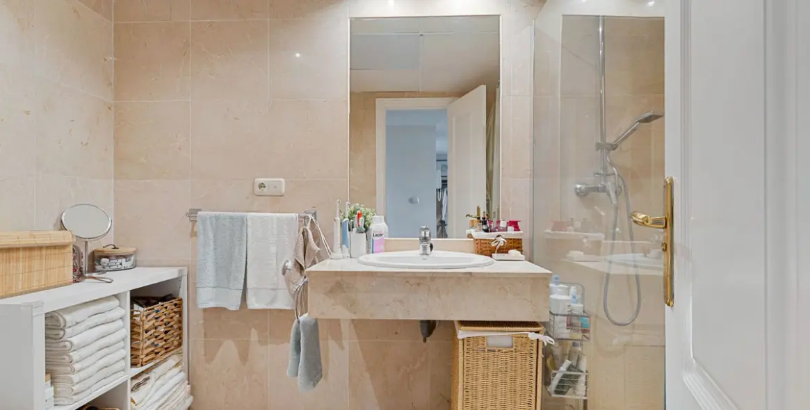 Sale of middle floor apartment in Río Real 14